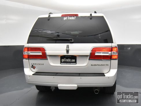 Used 2014 Lincoln Navigator 2WD image 5