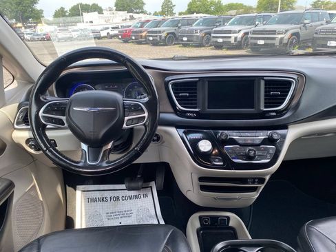 Used 2019 Chrysler Pacifica Touring-L FWD image 10