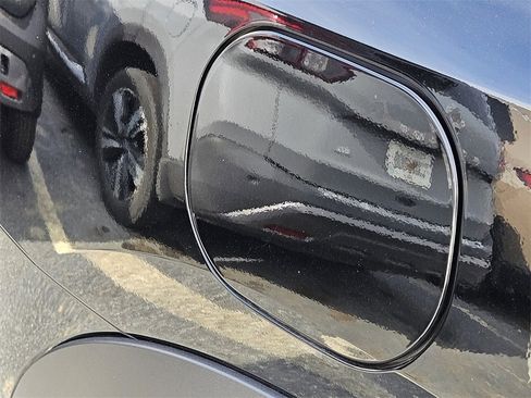 Used 2025 Nissan Kicks SR w/ Illumination Package image 9