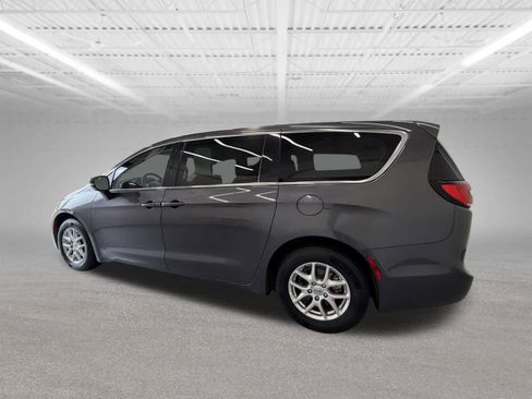 Used 2023 Chrysler Pacifica Touring-L FWD image 3