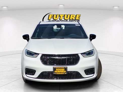 New 2026 Chrysler Pacifica Limited w/ S Appearance Package image 2