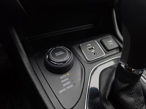 Used 2019 Jeep Cherokee Limited w/ Luxury Group AWD/4WD image 26