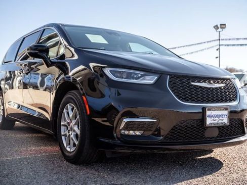 Used 2024 Chrysler Pacifica Touring-L image 3