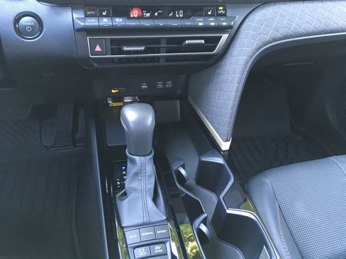 Used 2025 Toyota Camry XLE AWD/4WD image 17