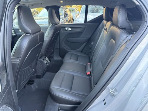 Certified 2025 Volvo XC40 B5 Core image 32