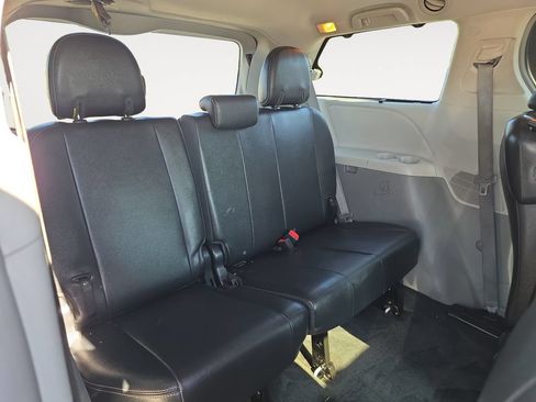 Used 2014 Toyota Sienna SE FWD image 13