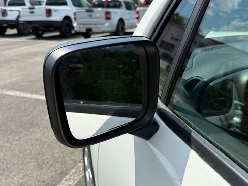 Used 2023 Jeep Renegade Latitude AWD/4WD image 34