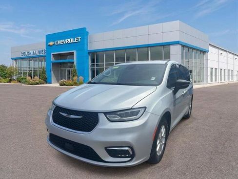 Used 2024 Chrysler Pacifica Touring-L FWD image 1