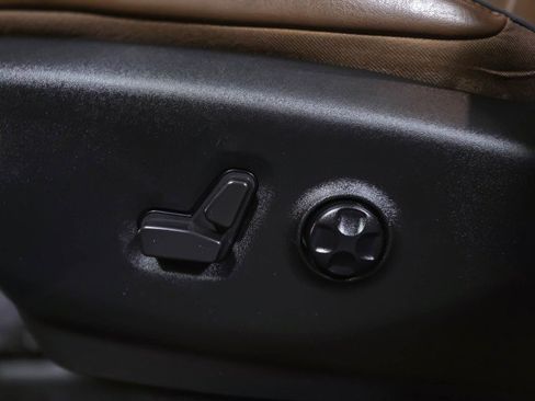 Used 2021 Chrysler Pacifica Limited w/ Uconnect Theater Family Group FWD image 35