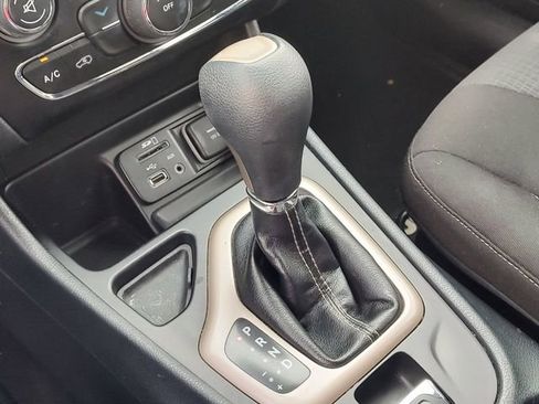 Used 2016 Jeep Cherokee Latitude FWD image 18