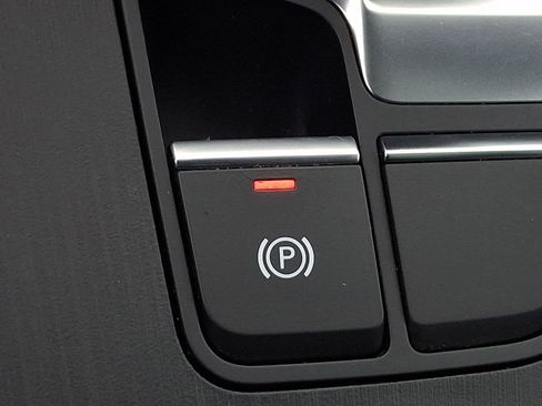 Used 2020 Audi Q5 e Prestige w/ Prestige Package image 25