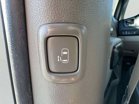 Used 2017 Kia Sedona LX w/ LX Essentials Premium Package FWD image 41