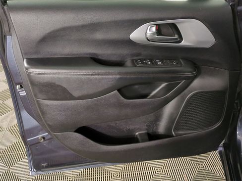 Used 2020 Chrysler Pacifica Touring w/ S Appearance Package image 21