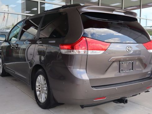 Used 2014 Toyota Sienna XLE w/ XLE Premium Package FWD image 6