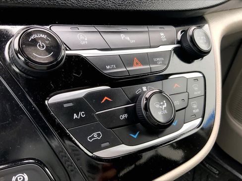 Used 2019 Chrysler Pacifica Touring-L image 33