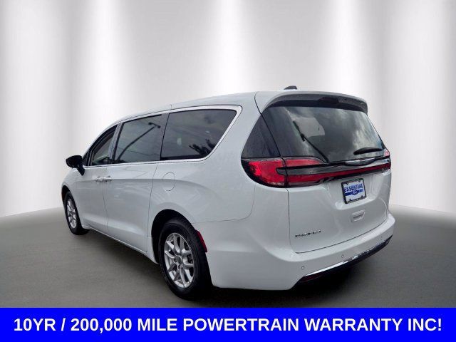 Used 2024 Chrysler Pacifica Touring-L FWD image 3