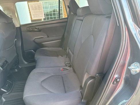 Used 2020 Toyota Highlander LE image 34