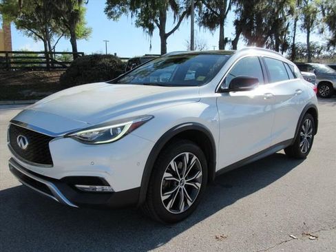 Used 2018 INFINITI QX30 Premium w/ Navigation Package image 3