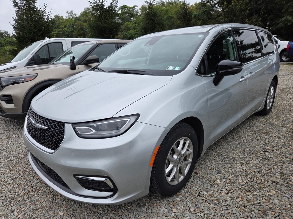 Used 2024 Chrysler Pacifica Touring-L FWD image 4