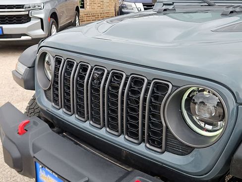 Used 2025 Jeep Gladiator Rubicon w/ Convenience Group AWD/4WD image 13