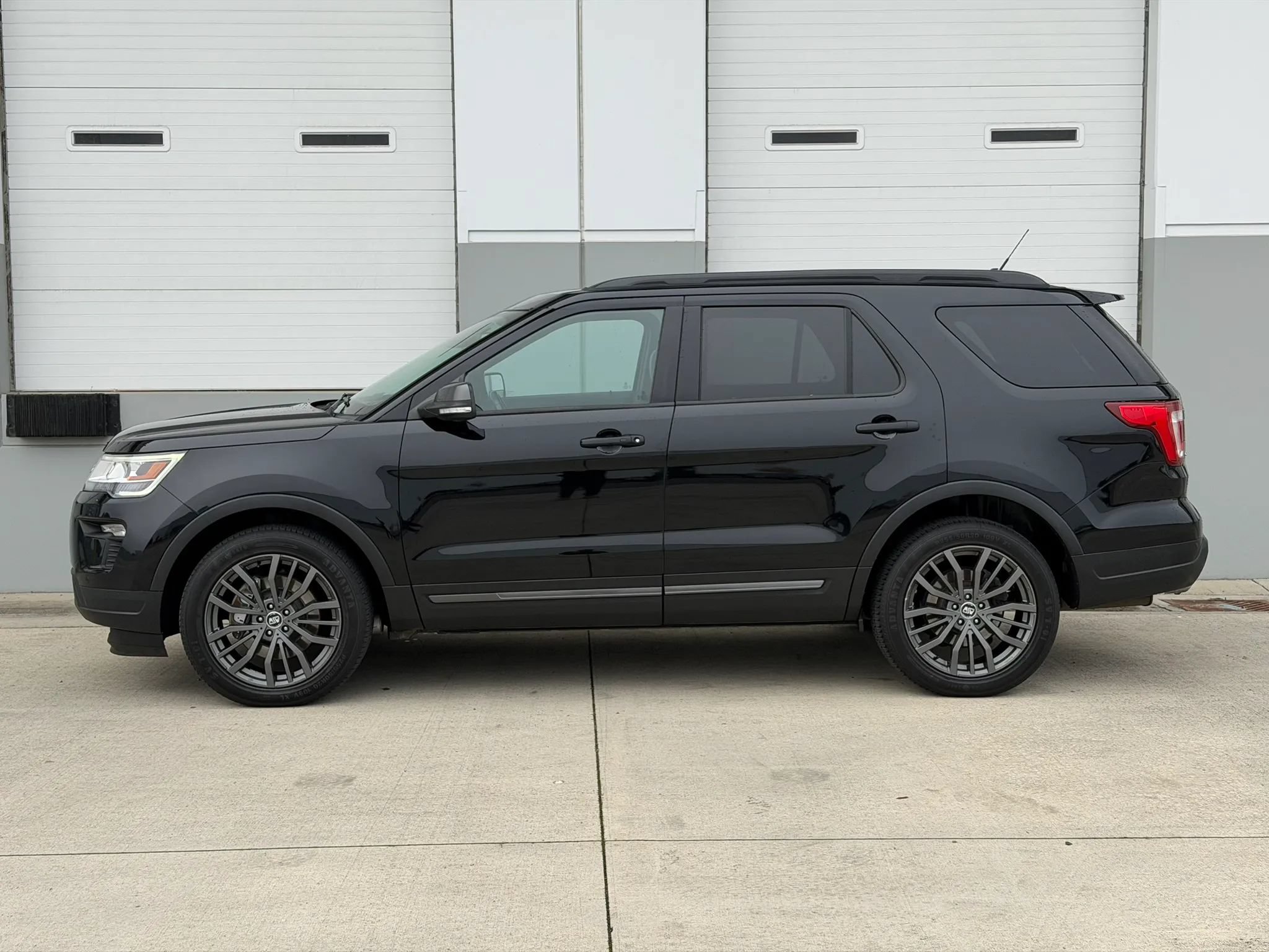 Used 2018 Ford Explorer XLT w/ XLT Appearance Package AWD/4WD image 3