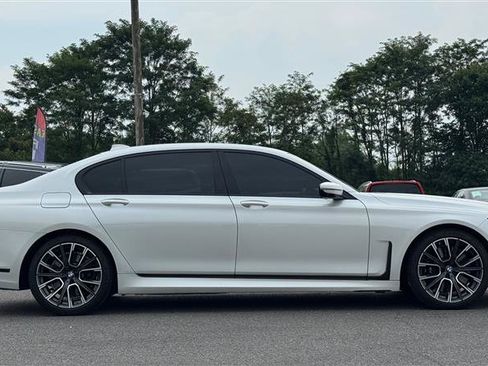 Used 2022 BMW 740i w/ M Sport Package RWD image 4