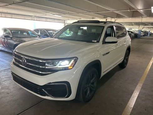 Used 2021 Volkswagen Atlas SE w/ Panoramic Sunroof Package FWD image 4