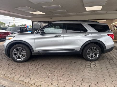Used 2024 Ford Explorer XLT w/ Equipment Group 202A AWD/4WD image 9