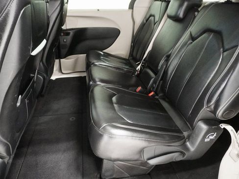 Used 2022 Chrysler Pacifica Touring-L w/ Uconnect Theater Family Group image 15