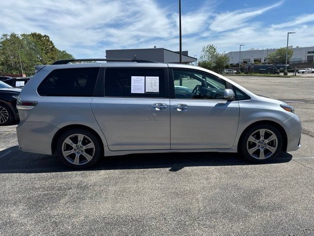 Used 2018 Toyota Sienna SE FWD image 2