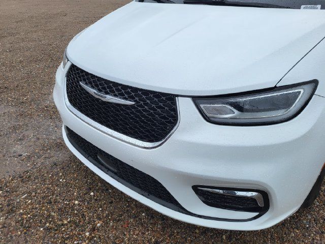 Used 2023 Chrysler Pacifica Touring-L FWD image 2