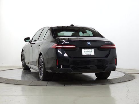 Used 2025 BMW 550e xDrive w/ Executive Package image 5