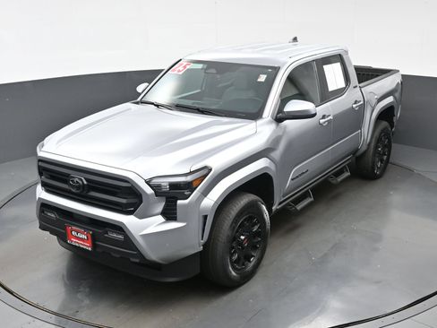 Used 2025 Toyota Tacoma SR5 AWD/4WD image 36