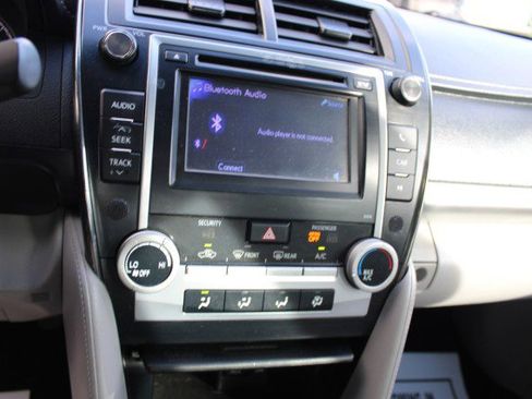 Used 2013 Toyota Camry L image 11