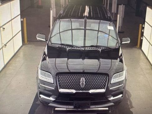 Used 2018 Lincoln Navigator Premiere image 2