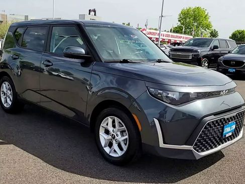 Used 2023 Kia Soul LX w/ LX Technology Package FWD image 2