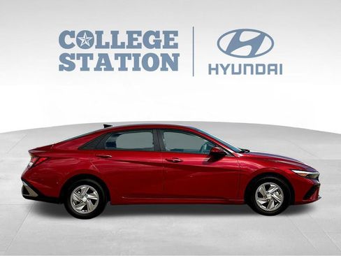 Used 2025 Hyundai Elantra SE w/ Cargo Package FWD image 11