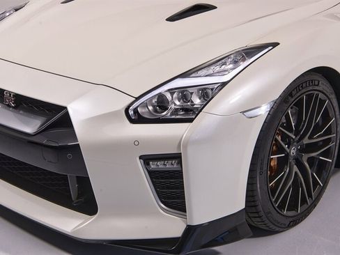 Used 2021 Nissan GT-R Premium image 38