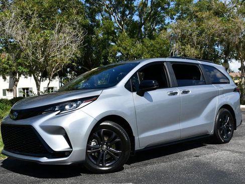 Used 2025 Toyota Sienna XSE image 28