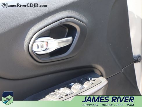 Used 2021 Jeep Cherokee Latitude Lux w/ Mopar Interior Package AWD/4WD image 21