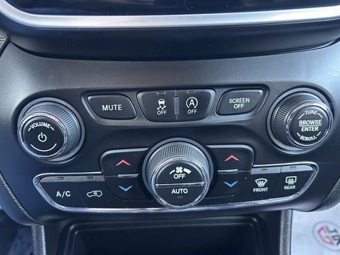 Used 2019 Jeep Cherokee Limited image 24