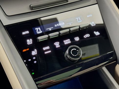 Certified 2025 Porsche Macan Electric image 21