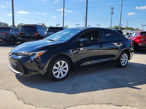 Certified 2025 Toyota Corolla LE image 3