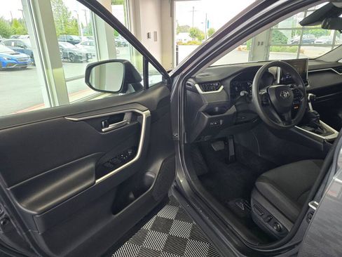 Used 2025 Toyota RAV4 XLE AWD/4WD image 32