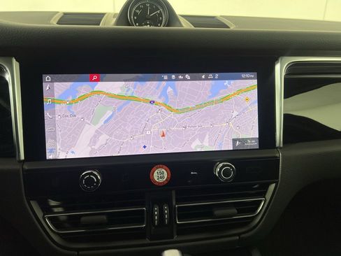 Certified 2025 Porsche Macan image 30