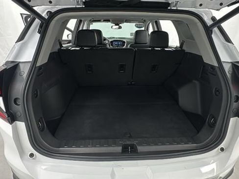 Used 2024 GMC Terrain SLT image 15