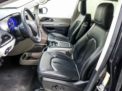 Used 2023 Chrysler Pacifica Touring-L image 8