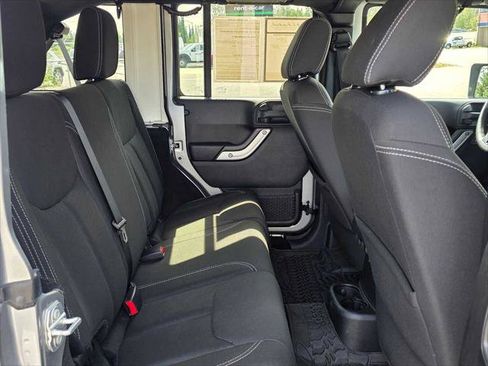Used 2017 Jeep Wrangler Unlimited Sahara w/ Connectivity Group AWD/4WD image 12
