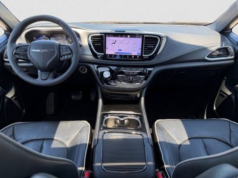 Used 2023 Chrysler Pacifica Limited w/ Uconnect Theater Family Group AWD/4WD image 13