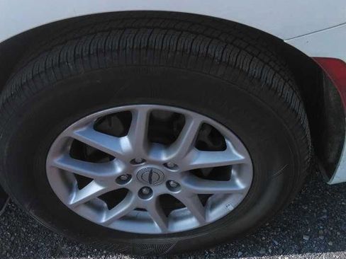 Used 2024 Chrysler Pacifica Touring-L FWD image 2